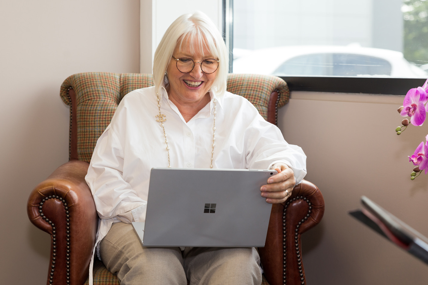 Janet sat in a breakaway room using her laptop